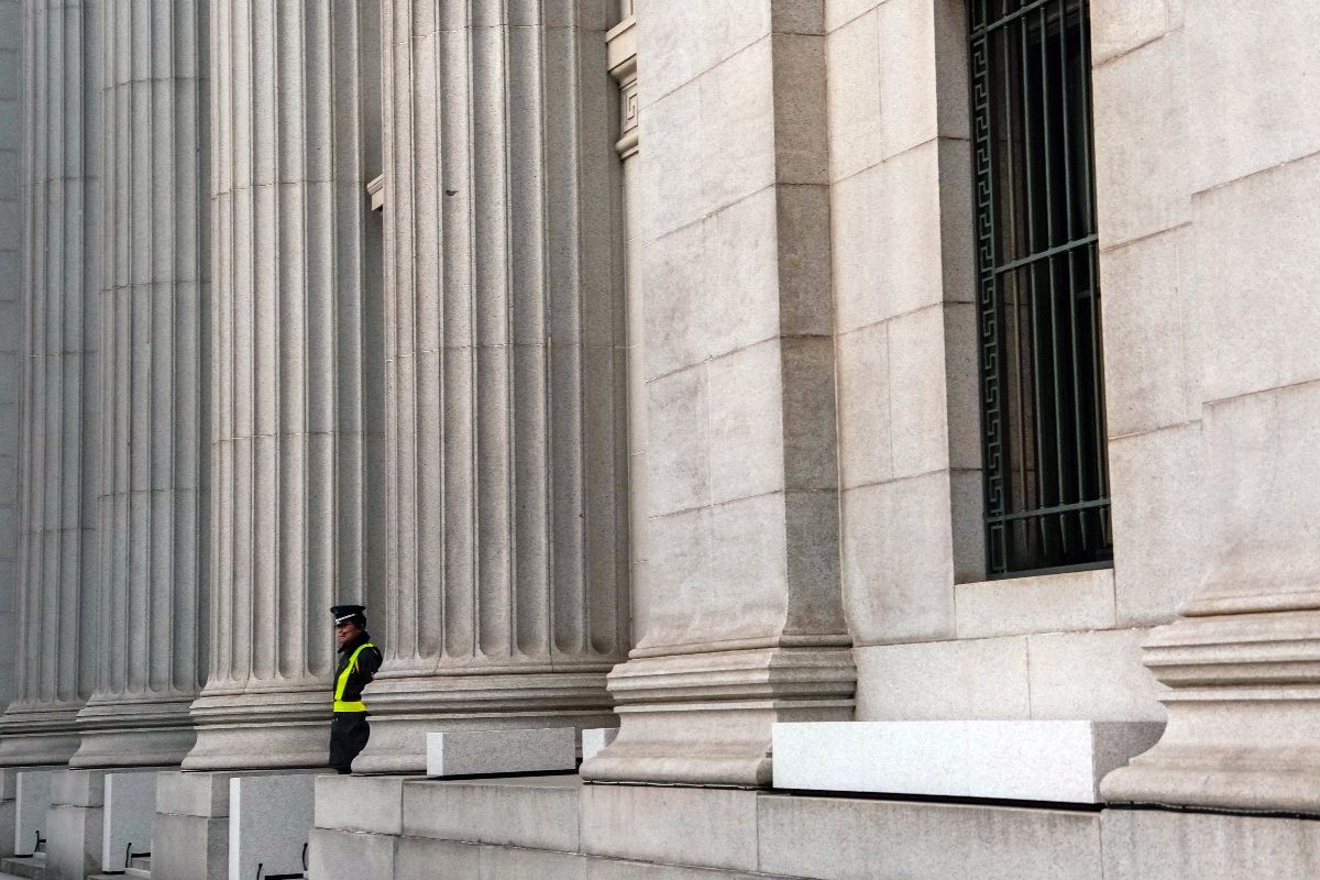 A security personnel at the Mitsui Main Building in Tokyo. In 2020, Warren Buffett invested heavily in Japan’s trading houses including Mitsui using low-interest yen loans to buy high-dividend companies. Photo: Bloomberg