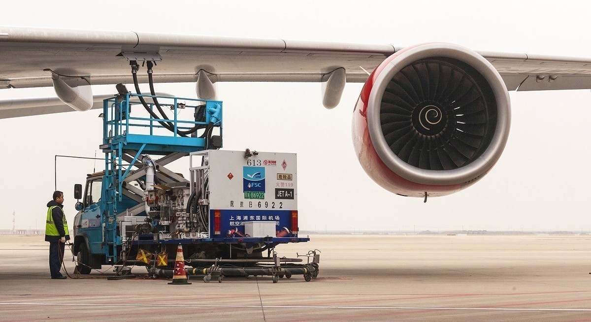 Plane refuelling at Shanghai Pudong International Airport. Photo: China Aviation Oil