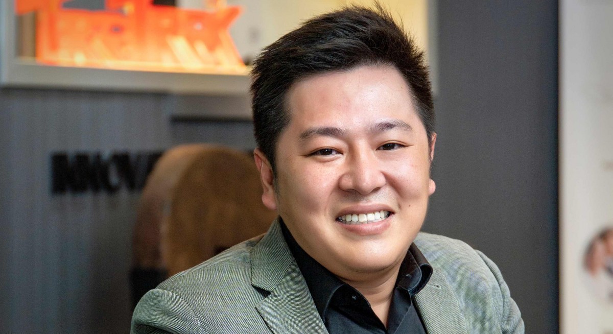 Ron Sim withdraws claims on Trek 2000; divests stake to Azure's Wong