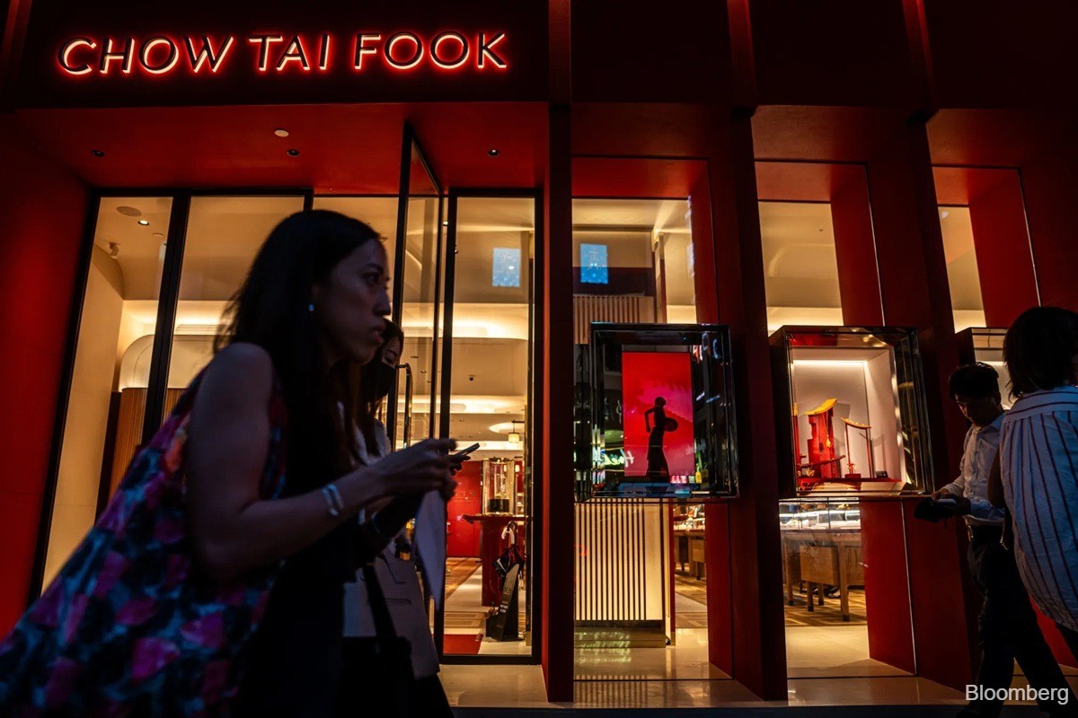 Billionaire Cheng’s units agree settlement with HK regulator