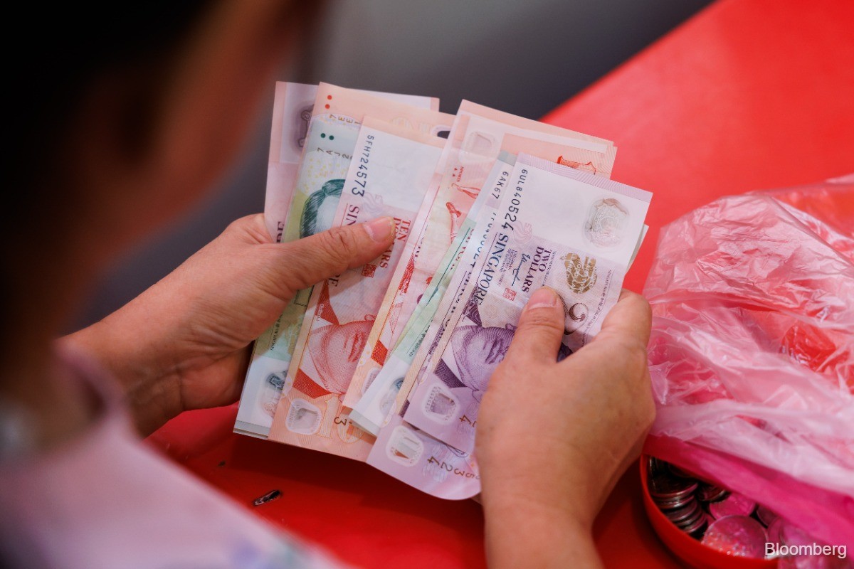 Record Singapore-US rate gap may widen further on flows, Fed