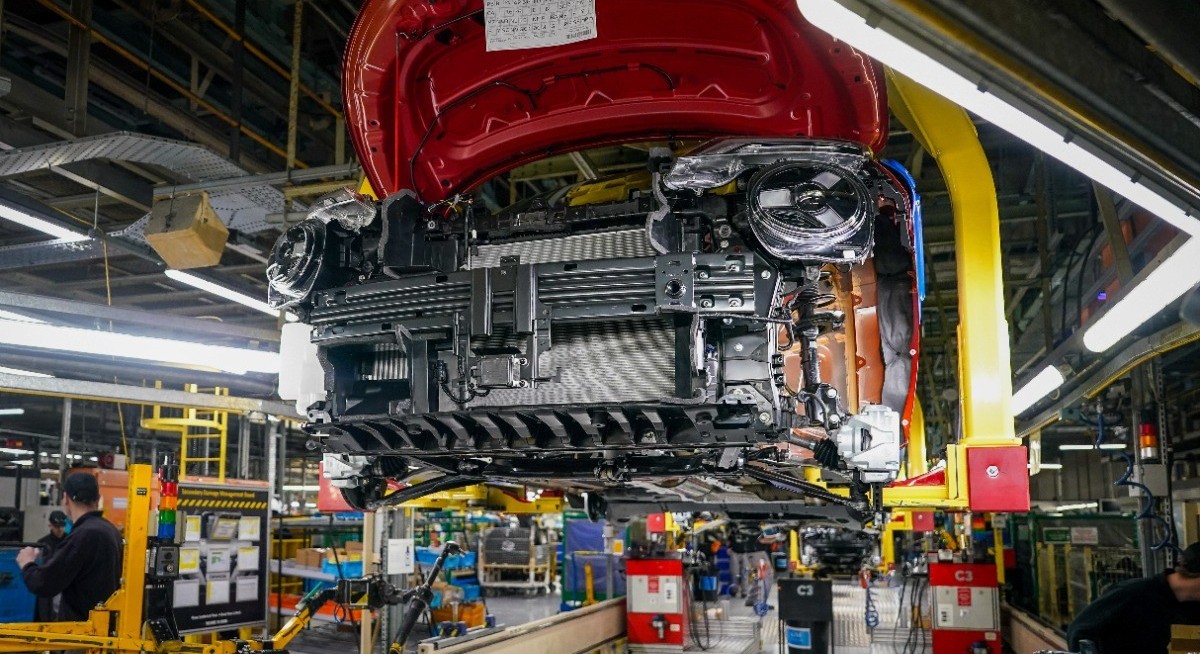 UK economy posts best growth in a year as headwinds build