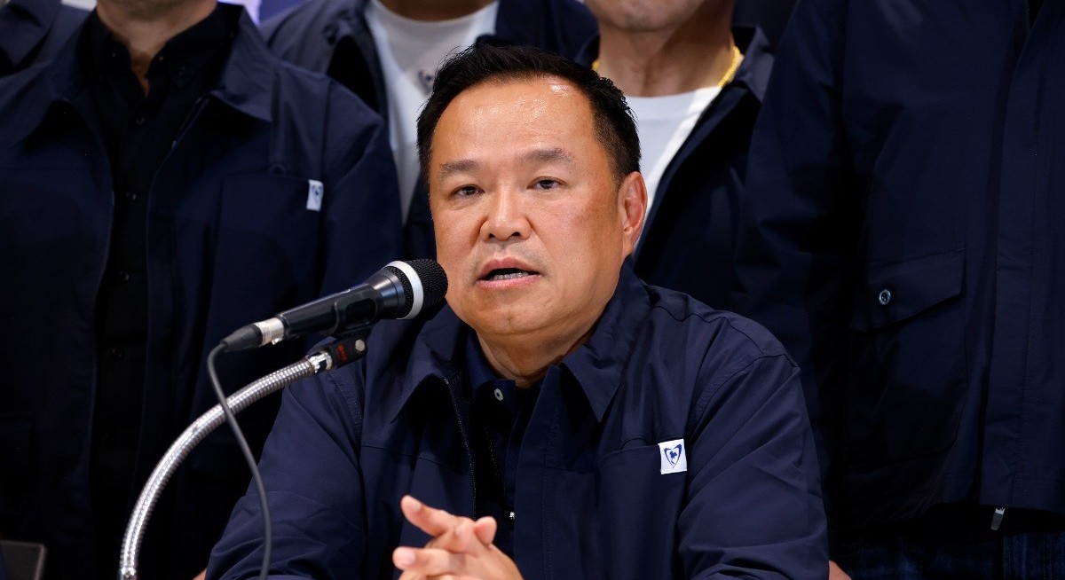 Thai PM gathers tycoons for rare economy talk amid crisis alarm