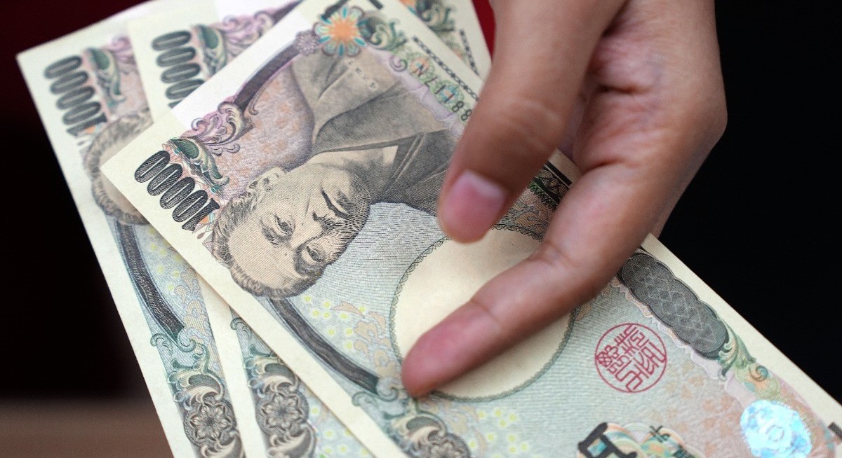 Yen’s week-long slide puts traders on guard for intervention
