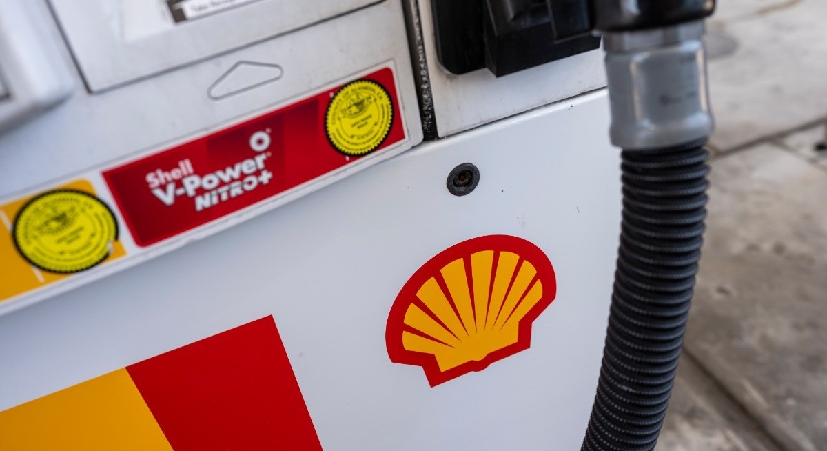 Shell wins investor backing for higher executive bonuses