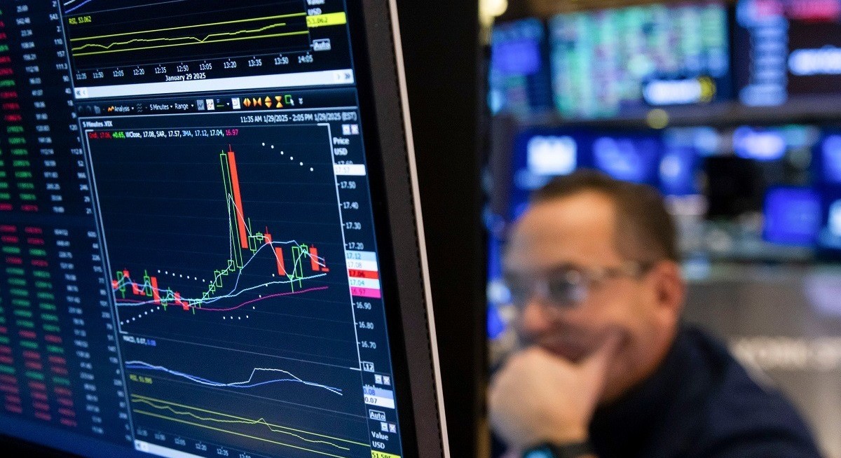 US stocks climb as tech rebounds to start Thanksgiving week