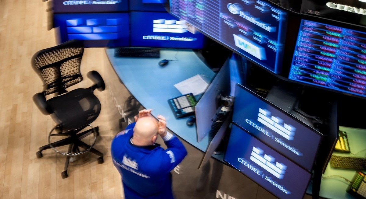 S&P 500 jumps as strong Amazon, Apple scorecards reignite rally