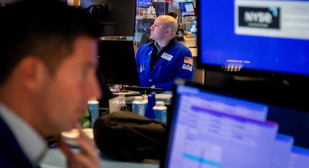 US stocks waver as oil prices edge lower; chips stocks mixed
