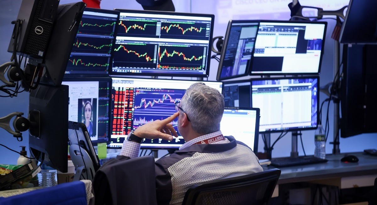 US stocks extend declines as yields climb; software shares gain