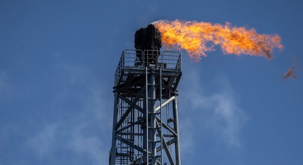 Oil retreats as narrowing spreads point toward softer conditions