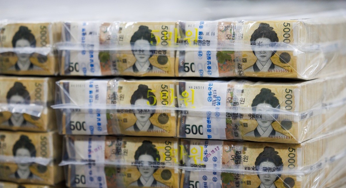 Korea’s national pension sells dollars to support won