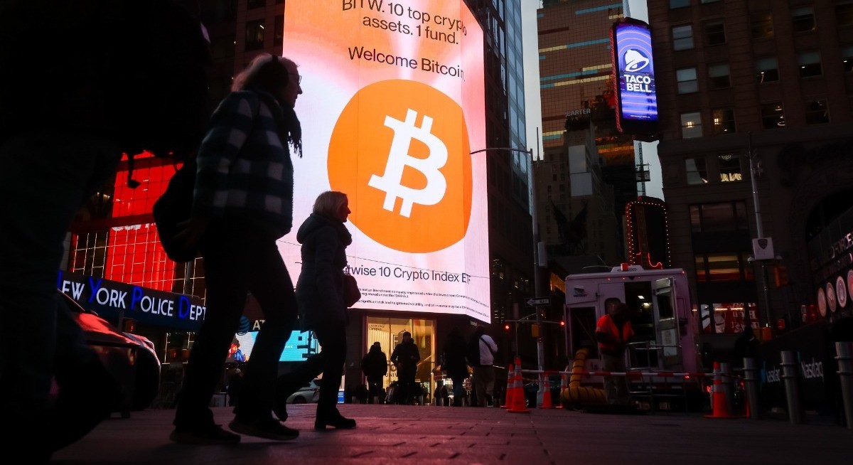 Bitcoin falls below US$92,000 as tariff fears weigh on risk assets