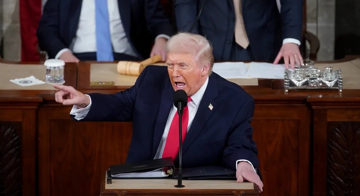 Trump stages State of the Union pep rally as economic mood sours