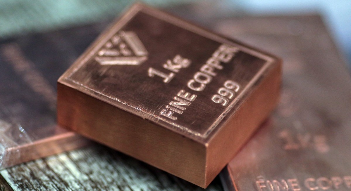 Copper drops as spreads loosen and traders boost rate hike bets