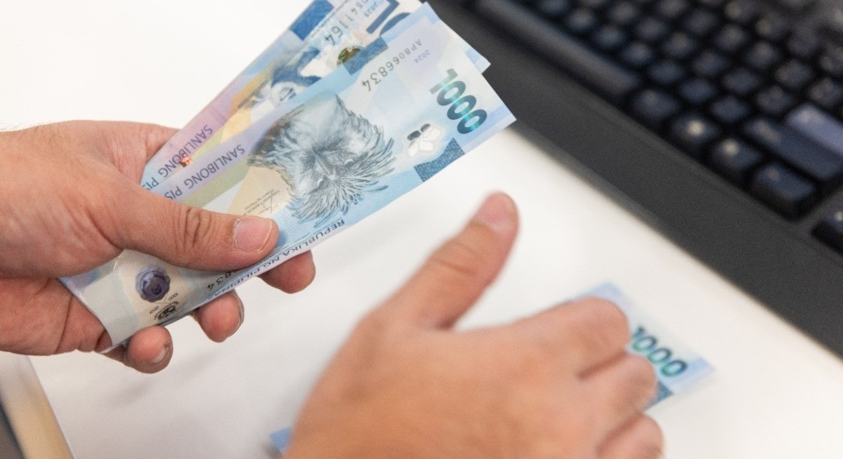 Philippine peso falls to record low of 61.995 per dollar as oil prices rise, increasing pressure on BSP to act