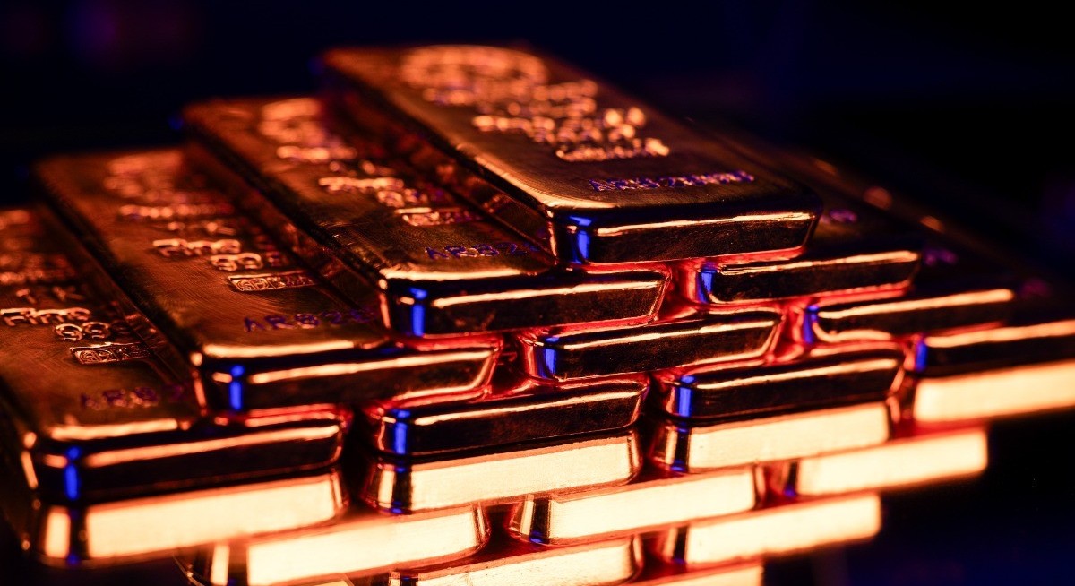 Gold steadies after weekly gain as rate-hike worries recede