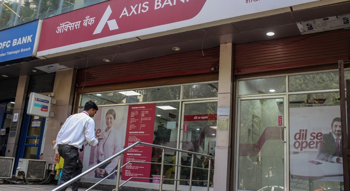 India banks slash short-term debt sales on cheaper forex funding