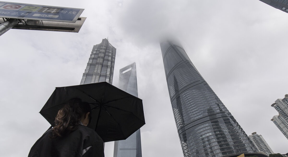 Chinese stocks sink most in three weeks as CEWC lacks surprise