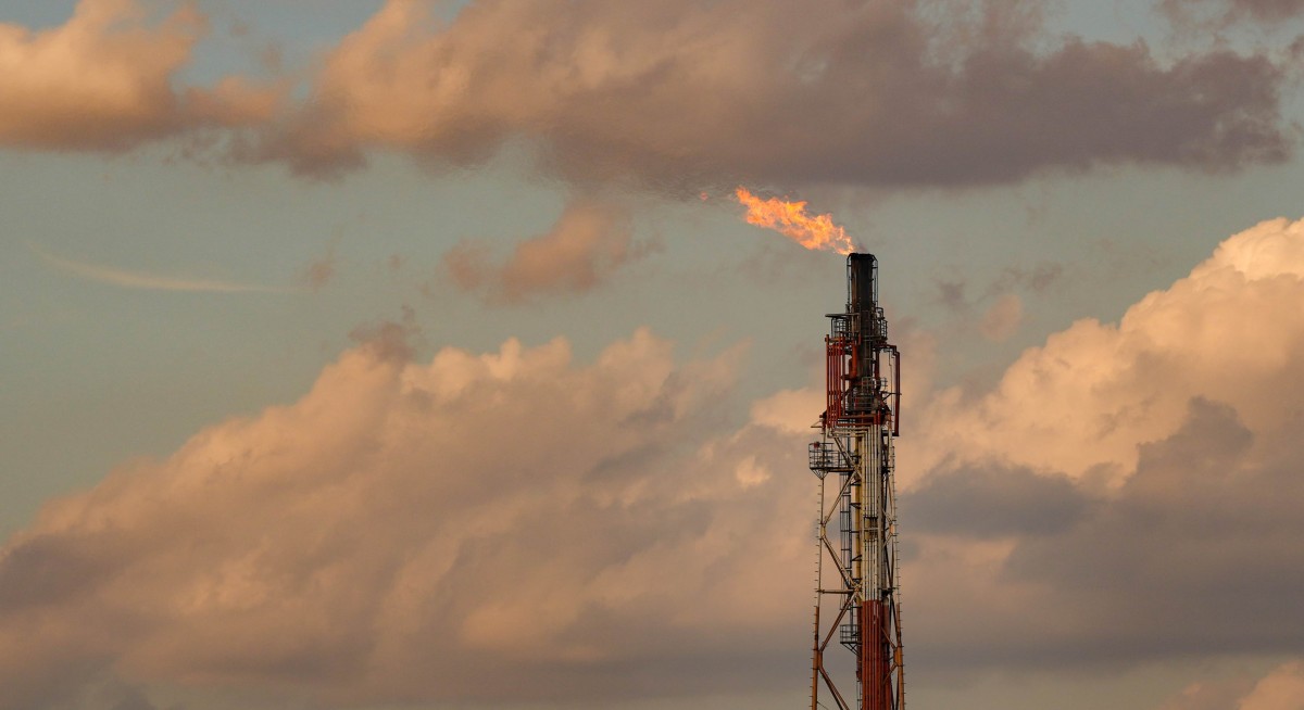 Global oil surplus to persist in 2026 as demand sags, IEA says