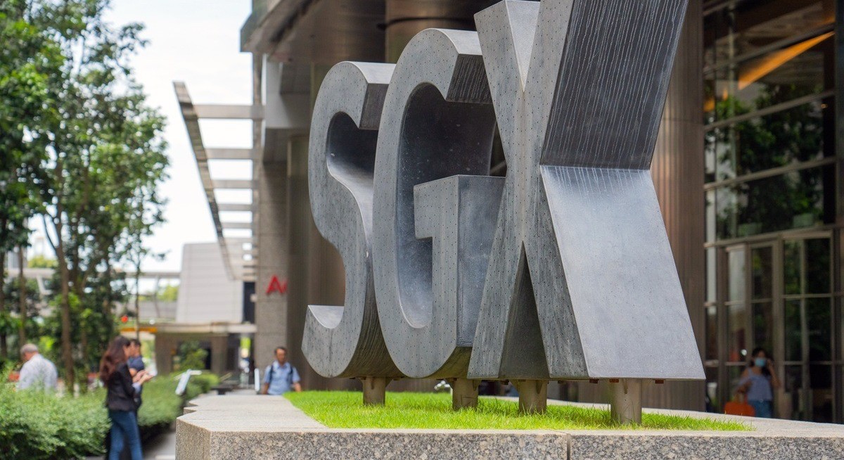 Singapore stocks near record high as war fuels haven status