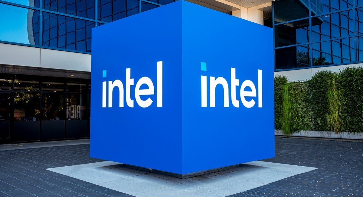 US takes nearly 10% Intel stake, clinching unorthodox deal