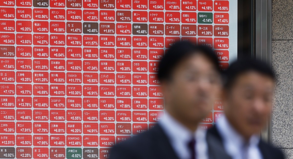 Asian stocks dip in run-up to US jobs data; yen gains