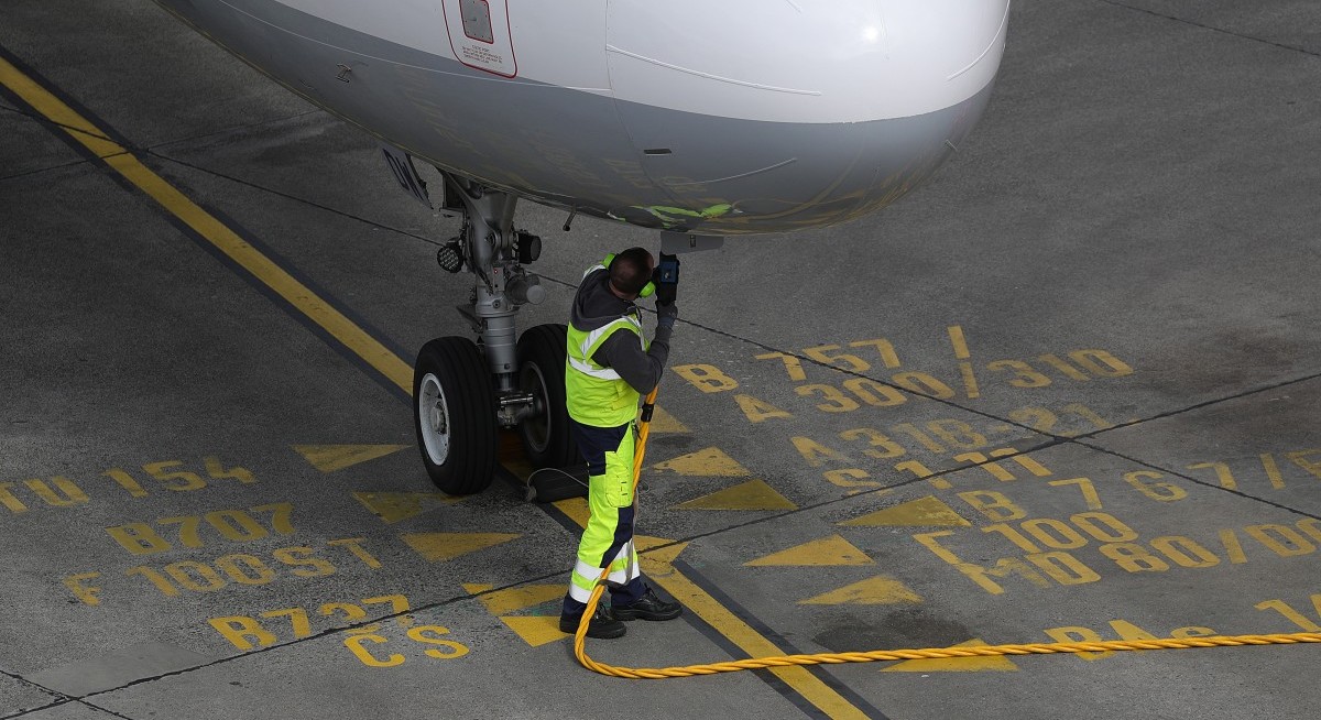 Airlines trying to reduce emissions with green jet fuel face reality check