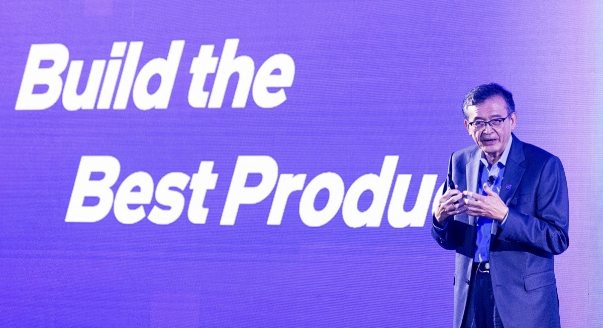 Intel slides after CEO struggles to show turnaround on track