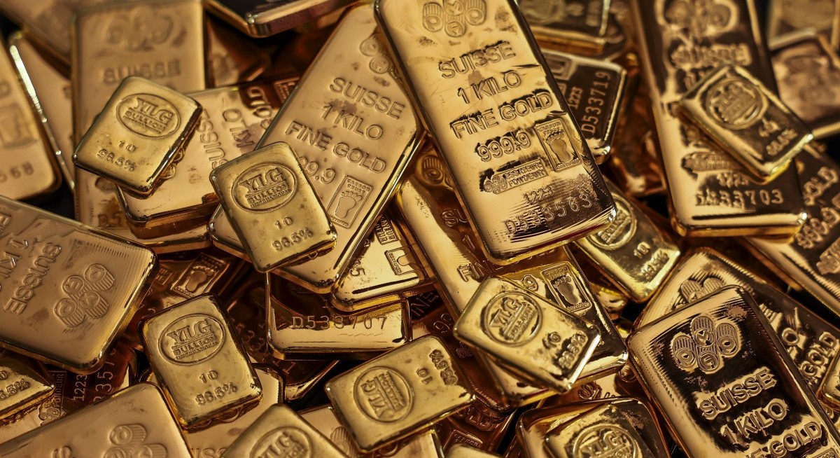 Gold holds drop as investors clear decks for Fed, data and trade