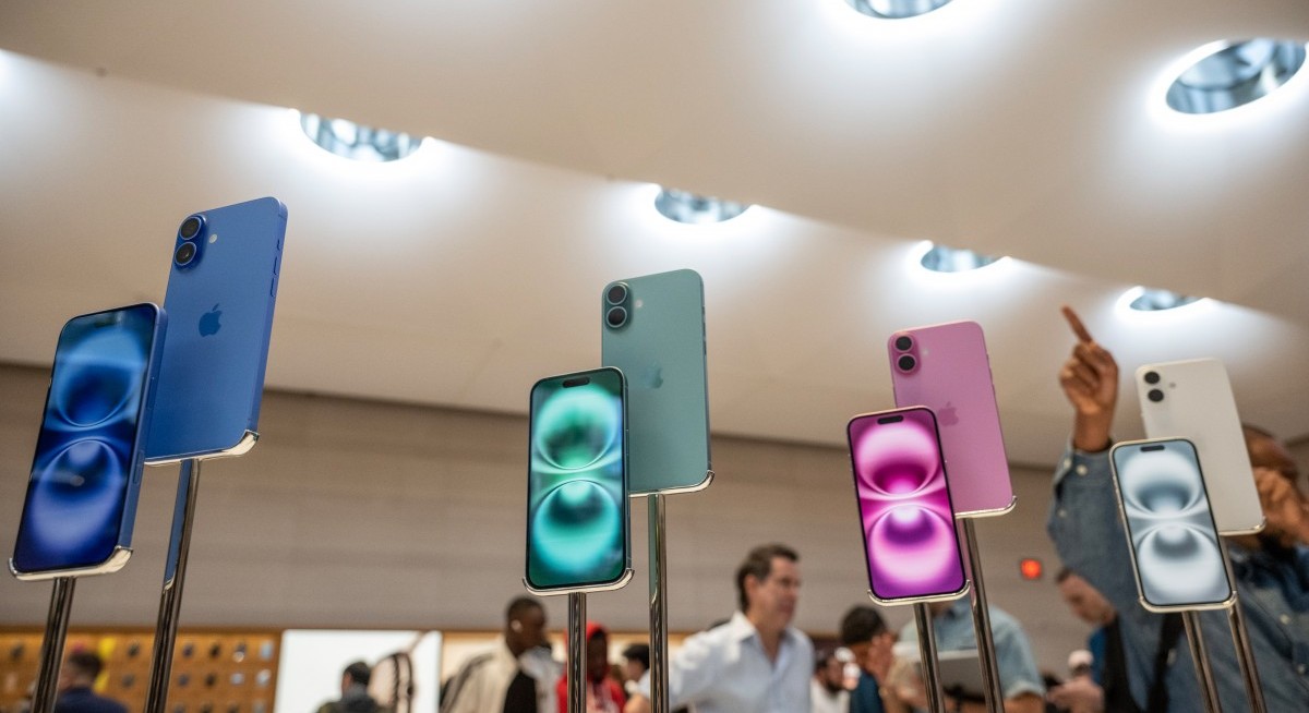 iPhone-maker Hon Hai halts trading ahead of disclosures