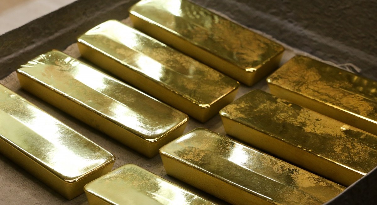 Record gold floods into Shanghai warehouses on arbitrage play