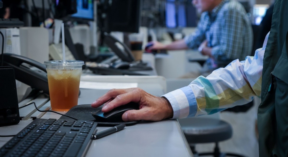 Computer-driven traders are bullish on stocks, humans are bears