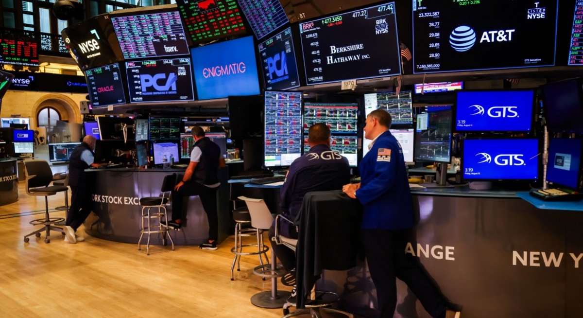 US stocks dip before Trump-Zelenskiy meeting, retail earnings