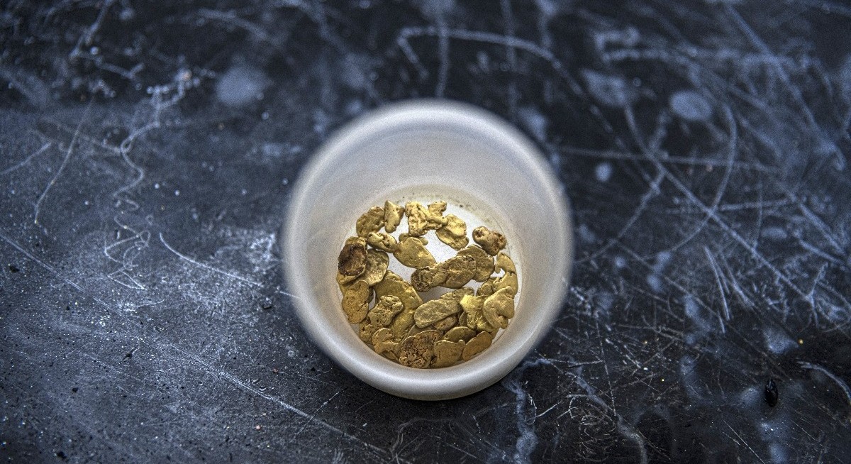 Pawnbrokers dazzle investors with surging gold prices