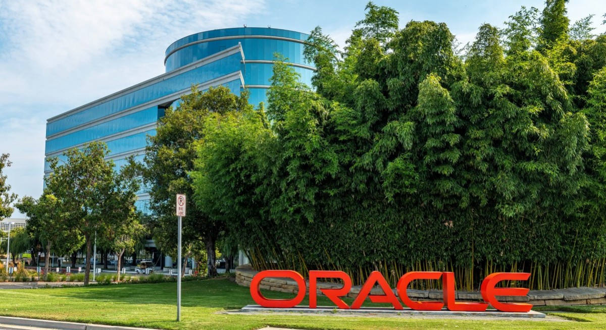 Oracle shares surge most since 1992 on cloud contract wins
