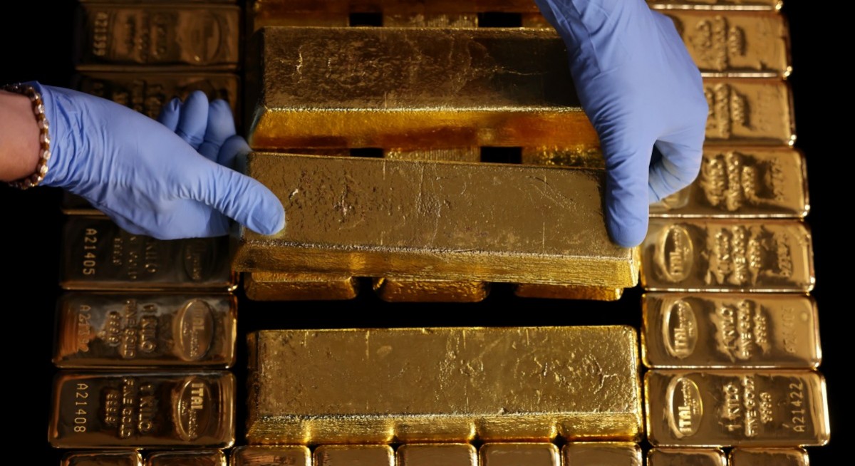 Gold pushes toward record as ETFs expand in run-up to the Fed