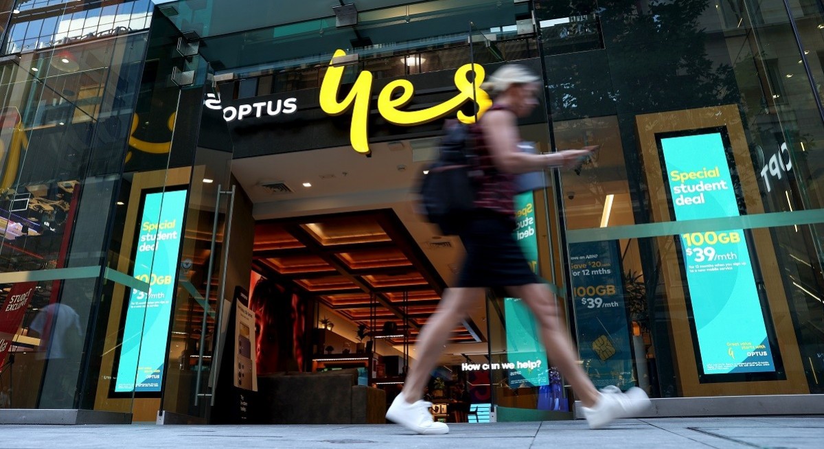 Optus CEO pledges to make changes after emergency call failure