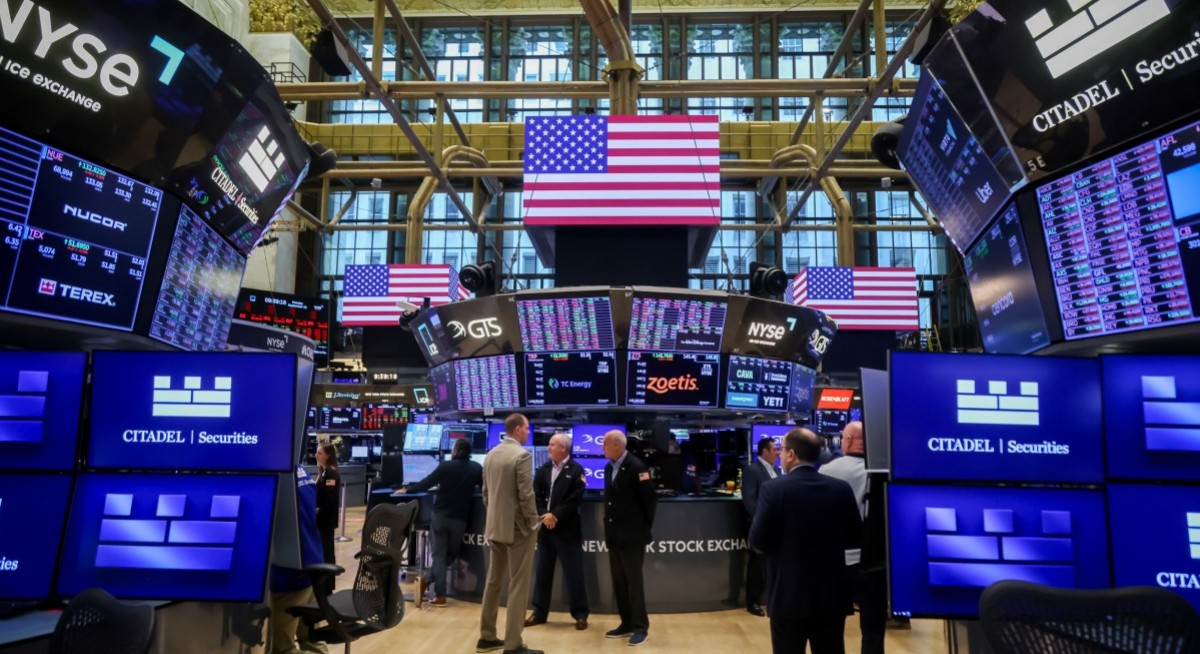 US stocks hold steady as traders seek signals ftom Fed’s Powell