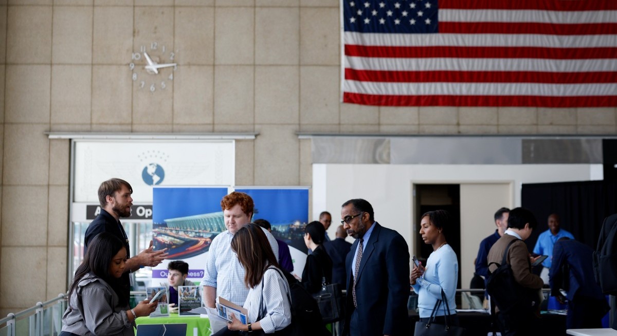 US initial jobless claims drop to the lowest level since July
