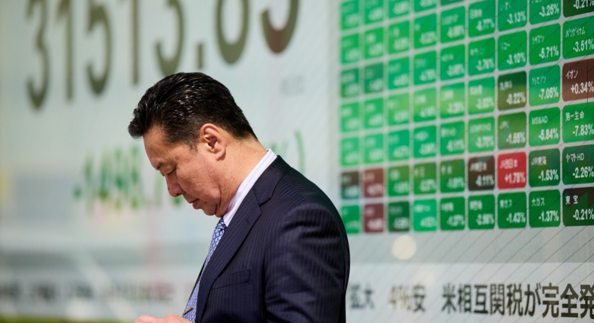 Asian stocks look higher, yen holds Monday’s gain