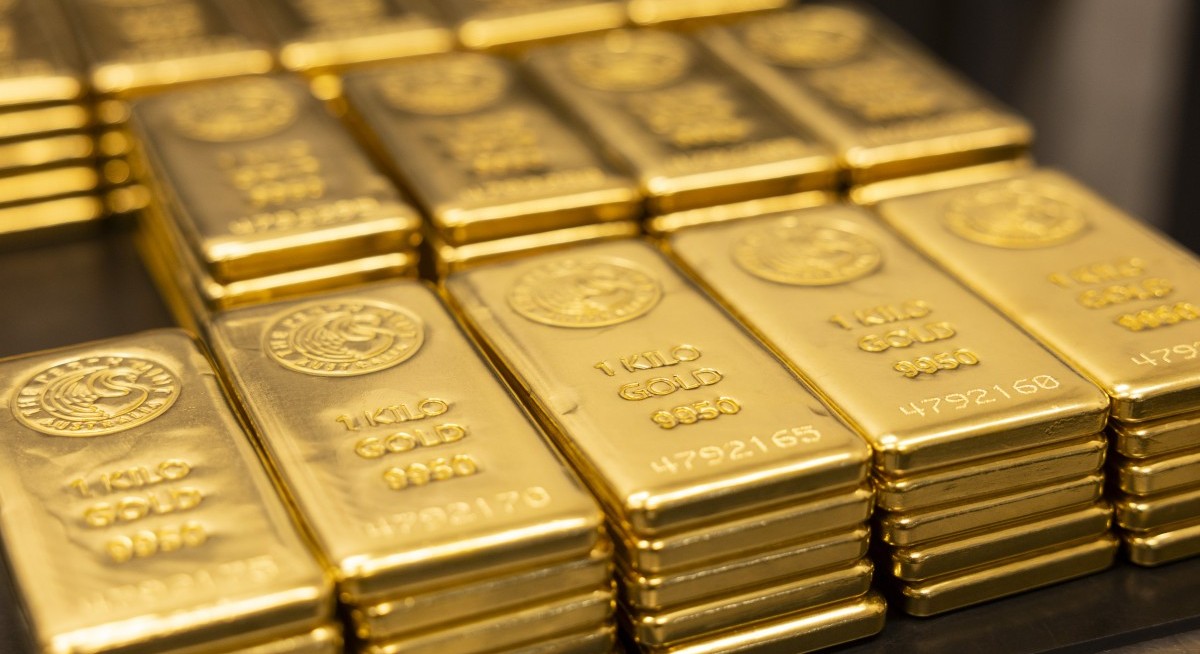 Gold plunges below US$4,000 as US-China truce erodes haven demand