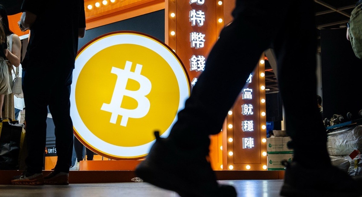 Bitcoin extends losses as Powell cautions against rate-cut bets