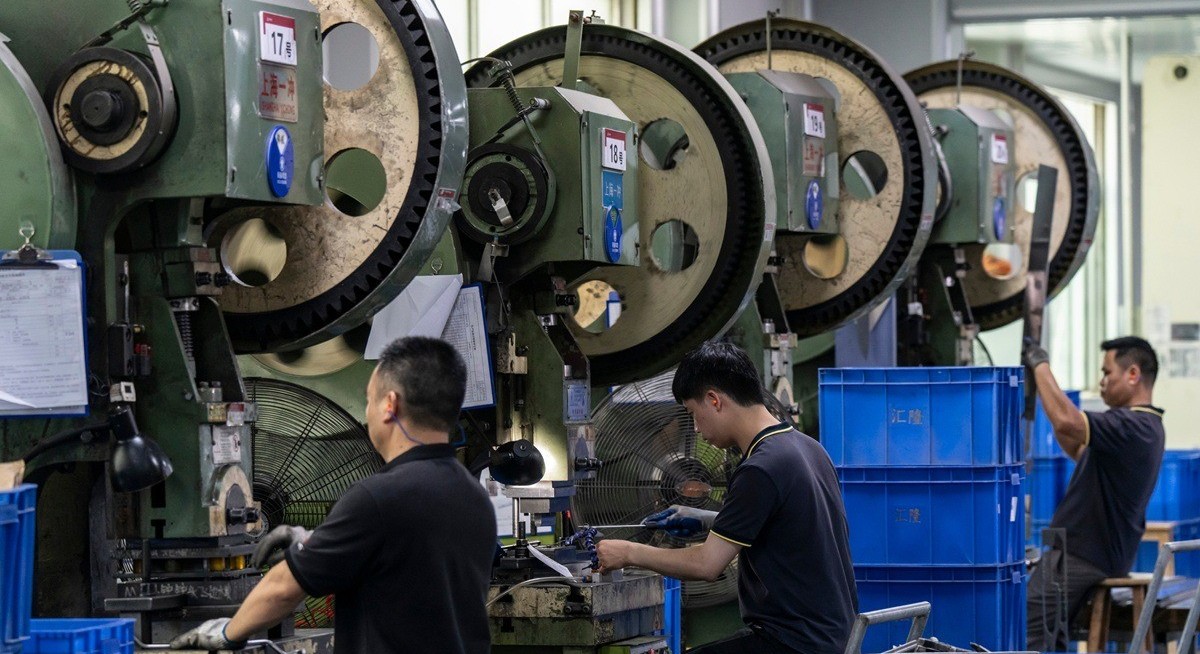 China factory activity sees longest slump in almost a decade