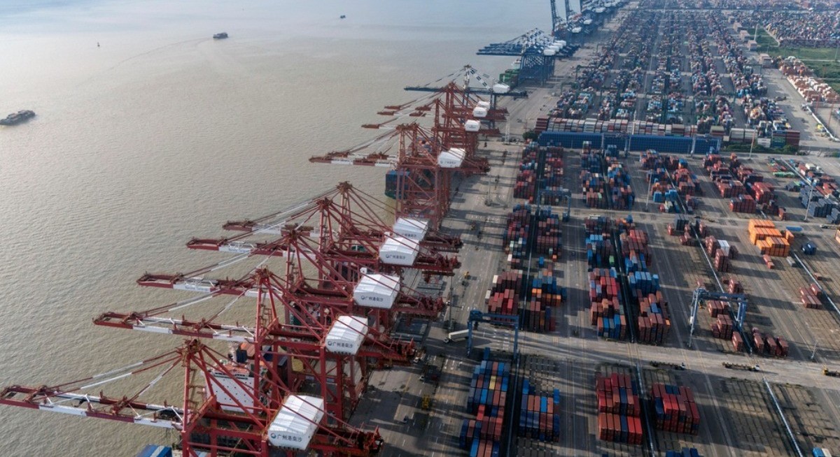 Chinese exports unexpectedly slump first time since February