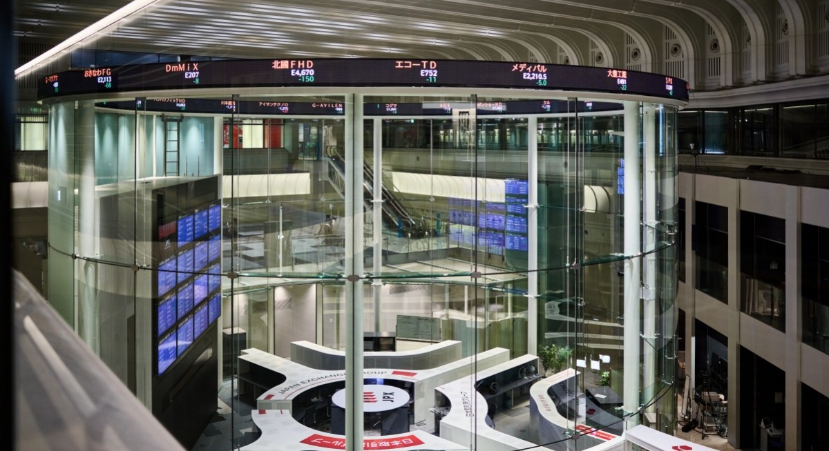 Asian stocks fall on tech woes; gold extends gains