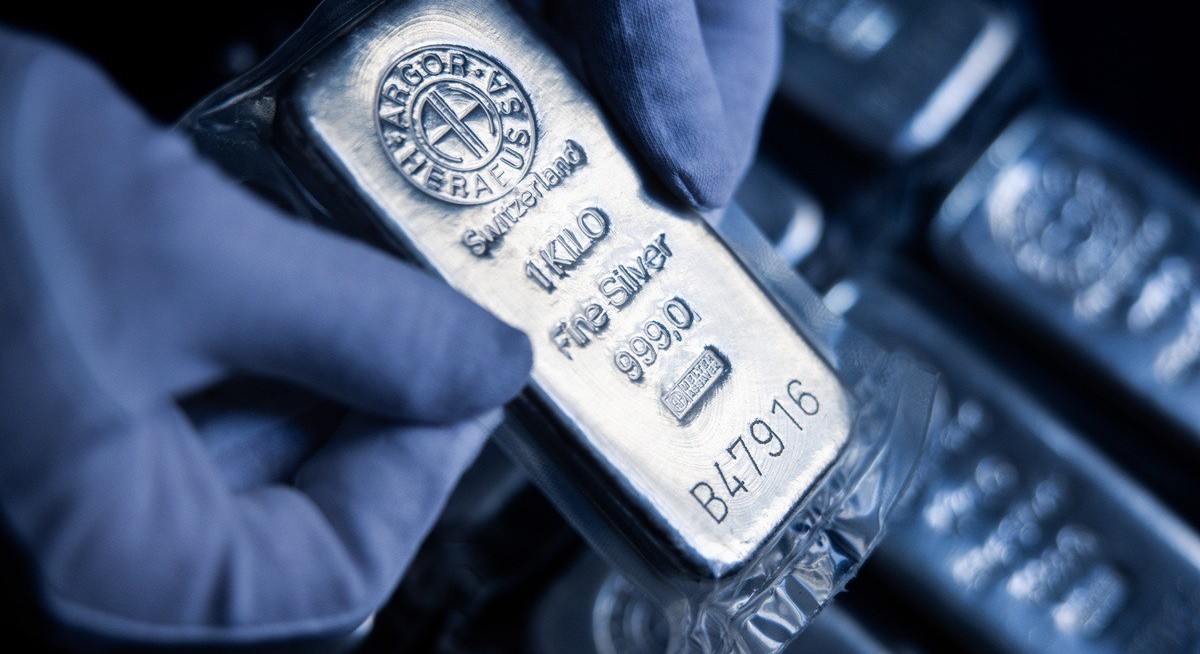 Silver extends record-breaking rally on tight global supplies