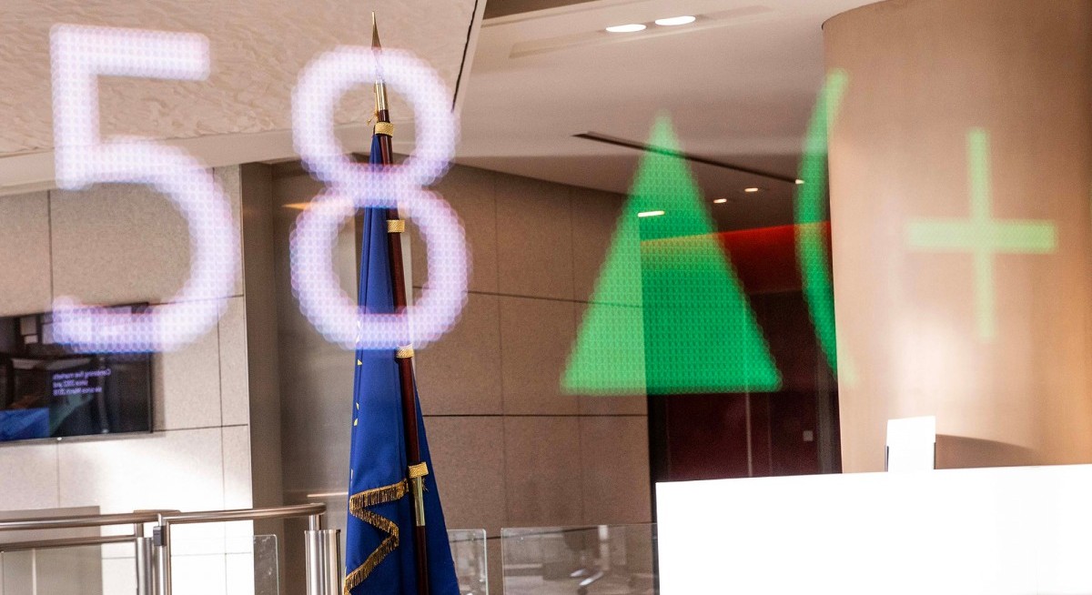 S&P 500 wavers on the brink of its all-time highs