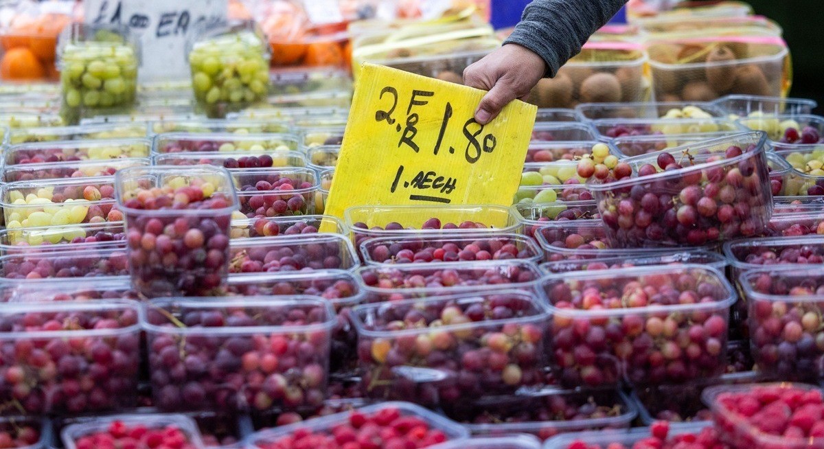 UK inflation drops more than expected ahead of BOE decision