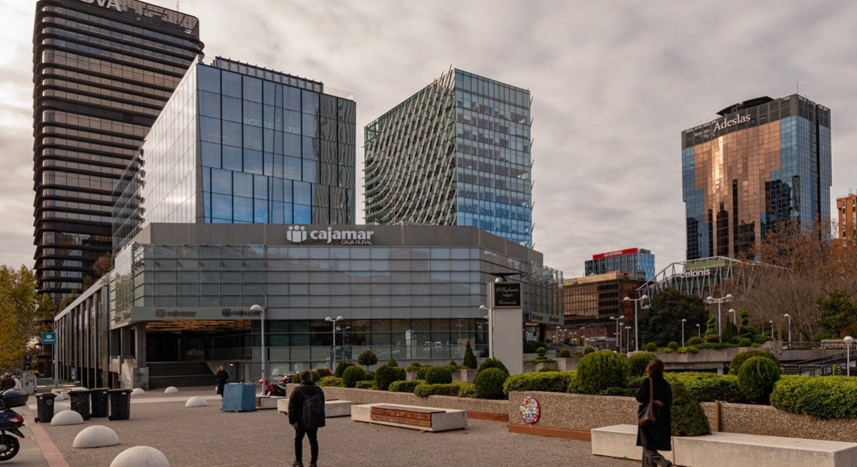 Spanish stocks notch best year since 1993 as banks drive rally