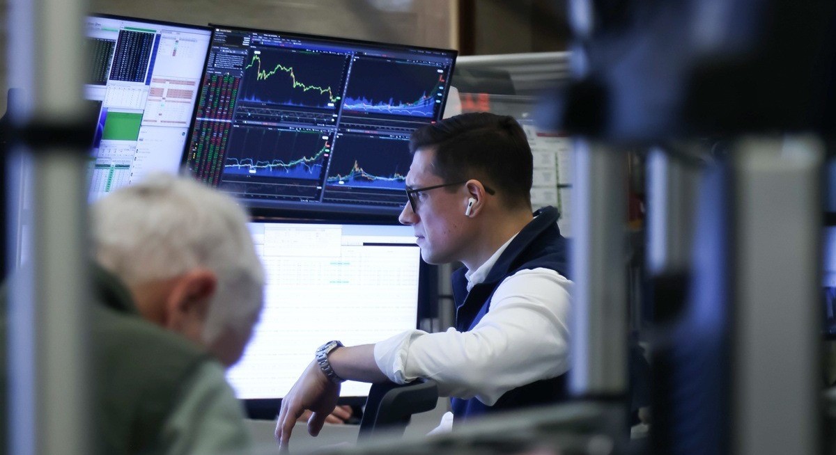 US stocks slouch into year end with no sign of Santa Claus rally